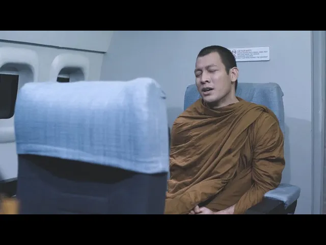 空姐腳下跟著串血腳印,僧人看到不敢提醒,被嚇得趕緊閉眼念經!泰国恐怖片《407航班》【小青】